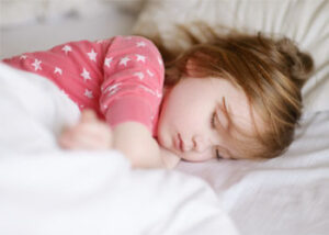 آموزش-تنها-خوابیدن-به-کودک جدا کردن اتاق خواب کودک