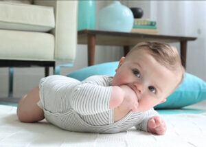 گردن گرفتن کودک