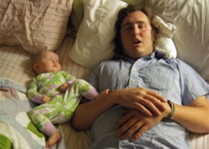 خواباندن کودک در کنار خود