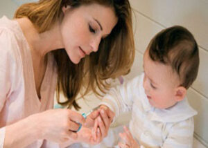 کوتاه کردن ناخن کودک