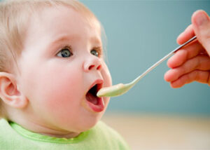 کودک در حال غذا خوردن