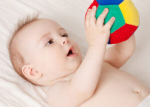 گرفتن اشیا توسط نوزاد