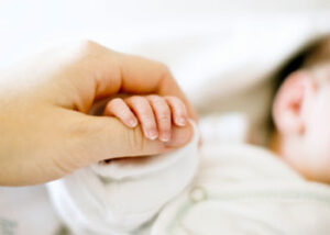 گرفتن انگشت پدر و مادر