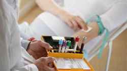 E5PTE4 Doctor taking a pregnant woman’s blood sample. آزمایش ارهاش در بارداری