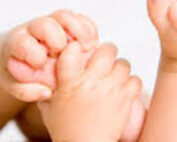 بازی کردن کودک با آلت تناسلی