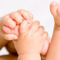 بازی کردن کودک با آلت تناسلی