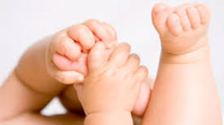 بازی کردن کودک با آلت تناسلی