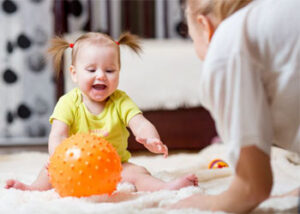 بازی کردن کودک با توپ