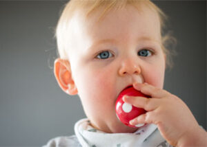 به دهان بردن اشیا توسط کودک