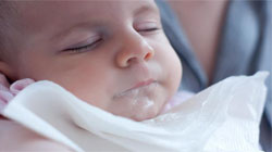 خروج آب دهان نوزاد در خواب