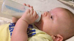 نگهداشتن شیشه شیر توسط نوزاد